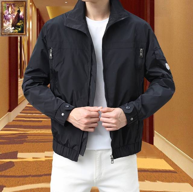 蒙口 高端品质，三标齐全！2026春秋新品时尚休闲夹克外套，进口原版记忆科技面料，上身舒适透气，胸前精致工艺logo，独特设计时尚潮风格，定位剪裁工艺，彰显了年