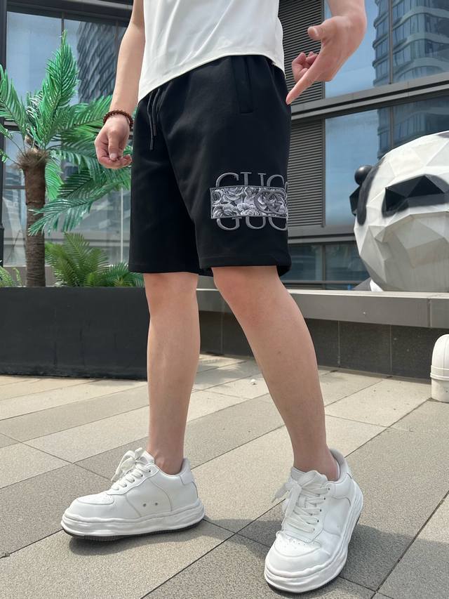 古驰 2026夏季新款原单专柜休闲短裤，奢华经典品牌原版logo配饰 专柜热销款 身穿着非常舒适 低调不失奢华 穿出去非常有档次 裤型款式和裁剪亦无需多言 上身