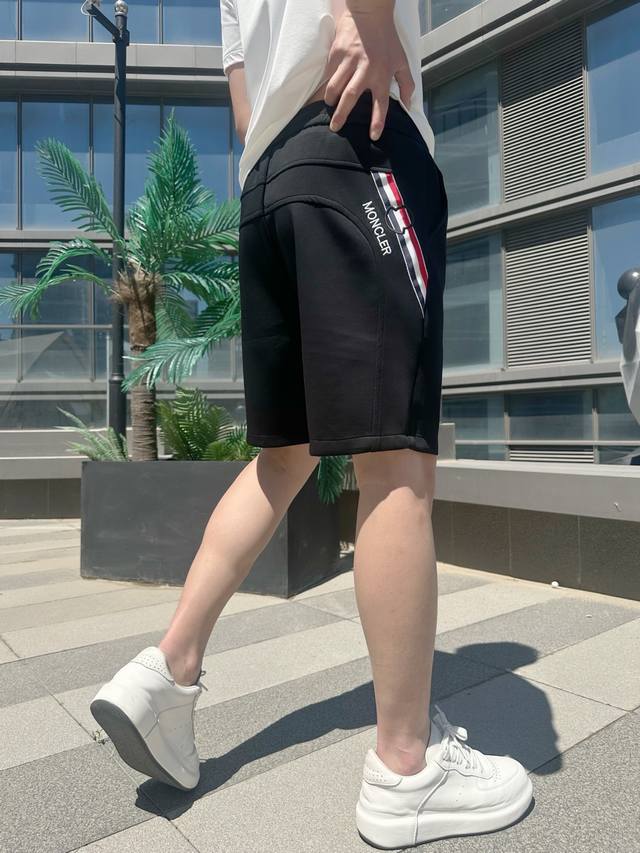 蒙口 2026夏季新款原单专柜休闲短裤，奢华经典品牌原版logo配饰 专柜热销款 身穿着非常舒适 低调不失奢华 穿出去非常有档次 裤型款式和裁剪亦无需多言 上身