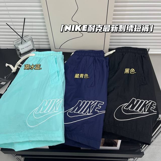 Nike耐克速干短裤 男子学院风梭织短裤夏运动裤透气休闲网眼刺绣nk Sportswear 男子学院风梭织短裤采用轻盈起皱梭织面料，搭配网眼布里料，便于夏日穿搭