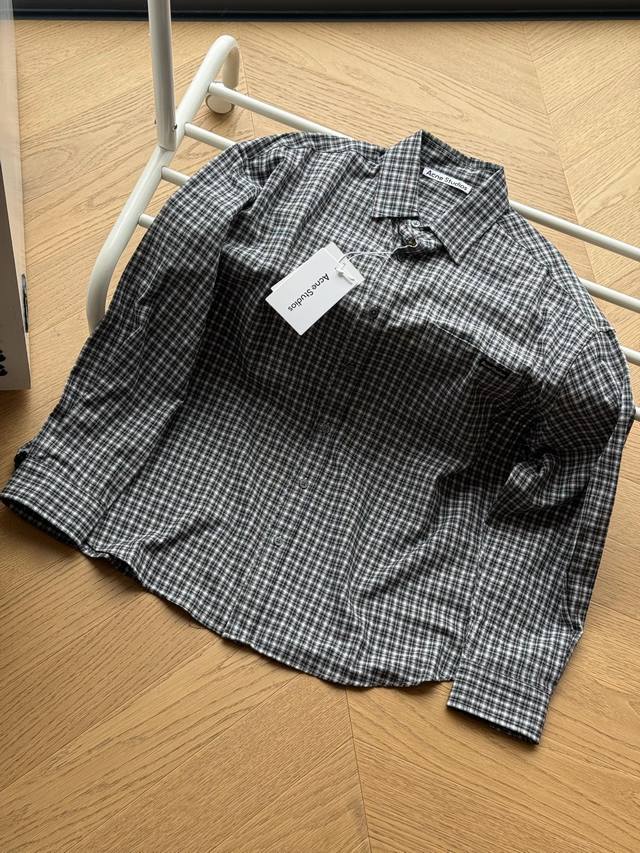 供 Acne Studios 左胸袋logo徽标韩系慵懒风薄款格子宽松休闲外套长袖衬衫 男女同款40码 42码 44码单排纽扣闭合一个饰有品牌标签的胸袋，经典格