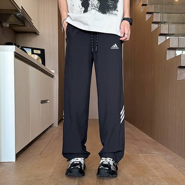 Adidas 阿迪达斯三条杠海外官网限定卫裤，休闲裤，男女同款直筒裤 可束腿 今年流行的面料，小红书主播推荐，上身质感满满，版型立体，完美修饰腿型，可随意日常搭