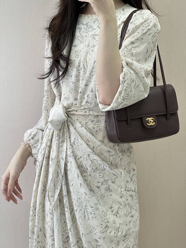 对图品质 原厂皮 900 Mini 小号 preppy Coco26p腋下包 6130 咖啡色 小号上身