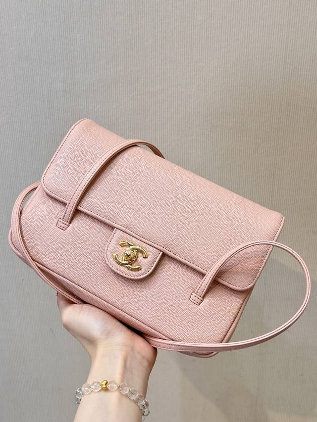 对图品质 原厂皮 900 Mini 小号 preppy Coco26p腋下包 5068 6130 跟以往的鱼子酱不太一样的是，这款颗粒感比较平滑点！经过颗粒压花