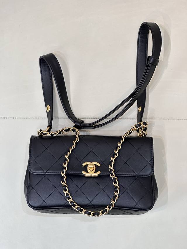 对图品质 原厂皮 26C邮差包隐藏款 5906 Chanel 26C隐藏款邮差包万众瞩目的款，小香很久没出过这么复古的版型啦！必须要入手，集酷帅与优雅于一身的款