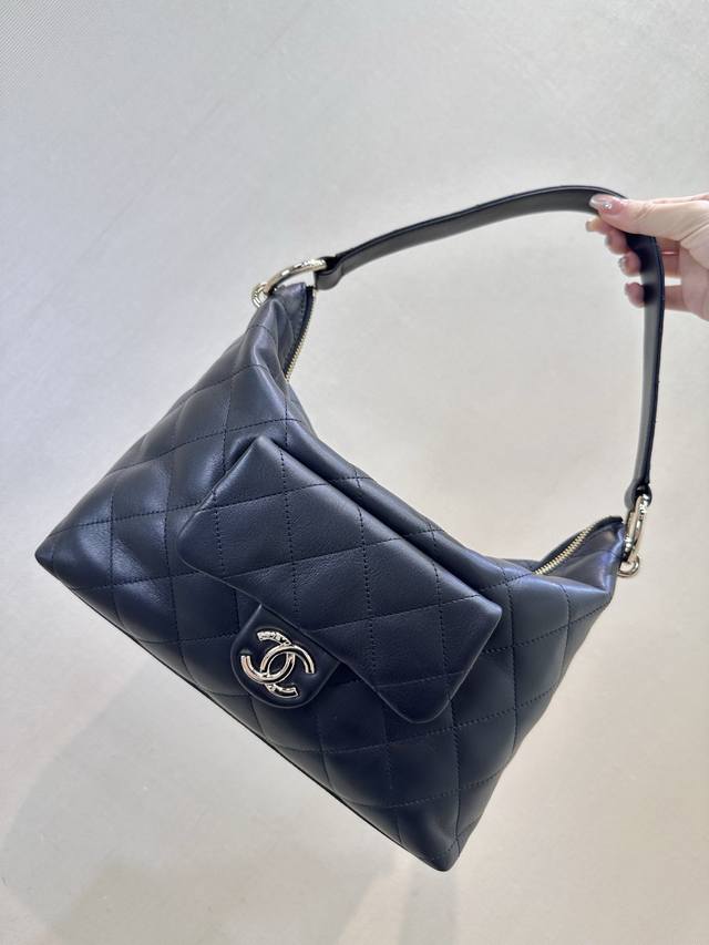This is a 23B large small bag, made of original leather (4347). The bag features This is a 23B large small bag, made of original leather (4347). The bag features