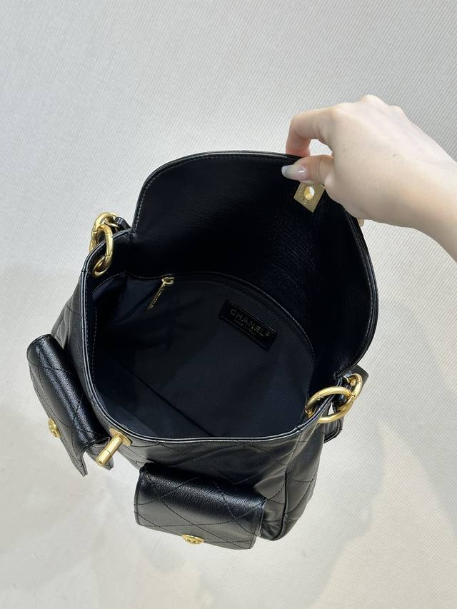对图品质 嬉皮hobo邮差多口袋 小号 、大号 原厂皮 4743 4668 内里不仅仅看做工 更讨喜的是容量！总之一分价钱一分货，喜欢的小姐妹抓紧下手