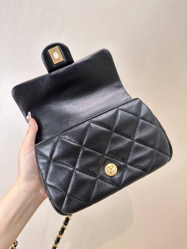 Original leather case with excellent capacity; car keys, powder compact, and lip Original leather case with excellent capacity; car keys, powder compact, and lip