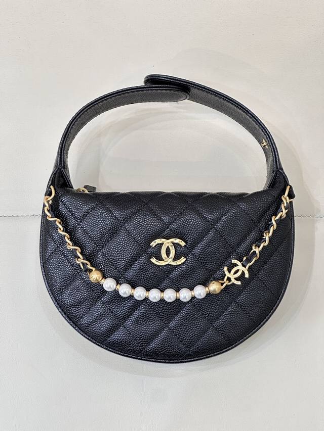 对图品质 25S珍珠呼啦圈 原厂皮 4584 来！姐妹们快看这个chane*25S珍珠链条呼啦圈包！这一季的炸街王炸单品终于来了！月牙包身配复古呼啦圈造型，拎手