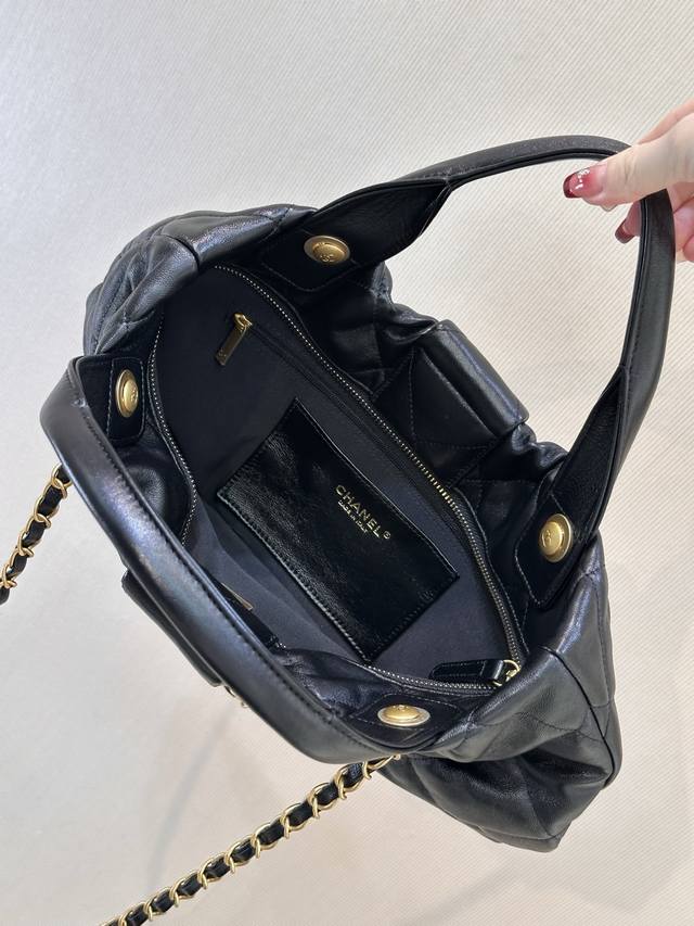 对图品质 原厂皮 1100小号大号25K蝴蝶结 5849 5851 容量方面，有拉锁内袋，和单独卡位，看得到的好品质！简单设计的外形就非常讨人喜欢，无论是手提还