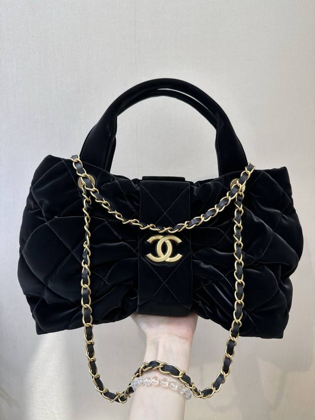对图品质 原厂皮 1100小号大号25K蝴蝶结 5849 5851 包身材质是进口丝绒面的尼龙布！这种面料是在尼龙布外压制上一层聚氨酯涂层，这一工艺赋予了尼龙面