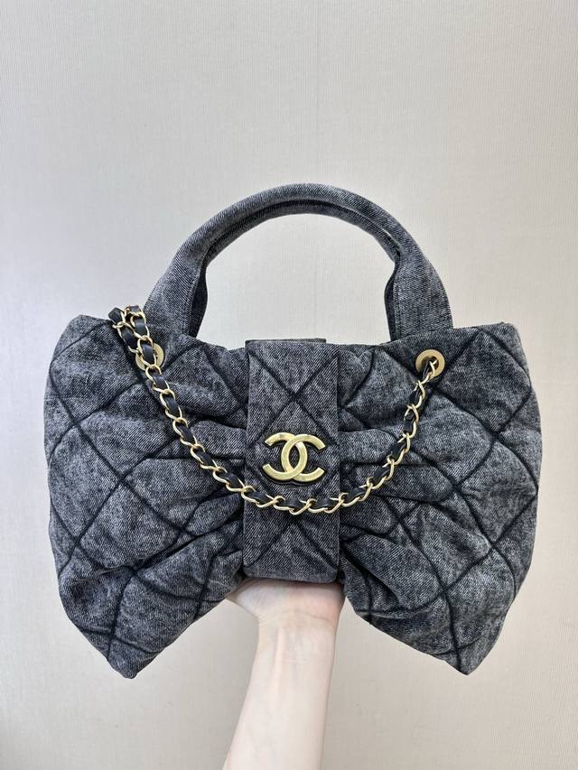 对图品质 原厂皮 大号25K蝴蝶结黑牛仔 5851 丹宁牛仔的材质超级轻便超级好凹造型，黑色牛仔搭配金色五金 上身高级感拉满！太好看了～这款刚上市的时候，已经被