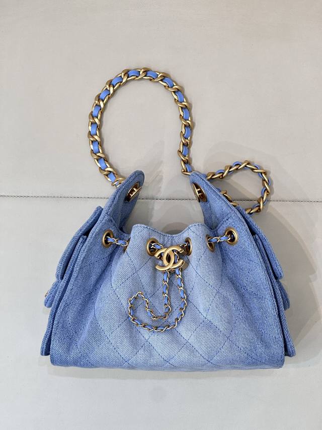 对图品质 原厂皮！25Bagmini 小号 中号 1200 1400 5631 牛仔 蓝水洗牛仔布材质，风格粗犷而不失优雅，手袋中间配上金属双clogo扣，设计