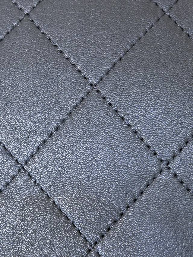 对图品质 原厂皮 1250 小号大号25Shobo两用包 5509 5517 再来说一下材质吧，独家粒面小牛皮！自然光下的皮纹路才能展现的淋漓尽致，意大利进口牛