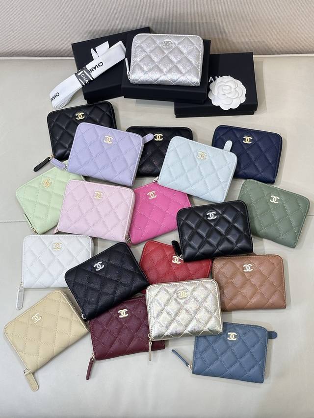 4652 现货百来个 Chane* 零钱包，贸易公司订单出货大货剩余数量，现货数量有限先到先得不得不说这种零钱包太招人稀罕，无论是外网街拍模特还是网红明星都喜欢