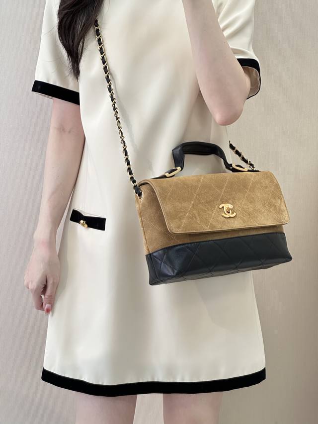 Original leather 25A messenger bag, color-blocked, apricot and black, model wear