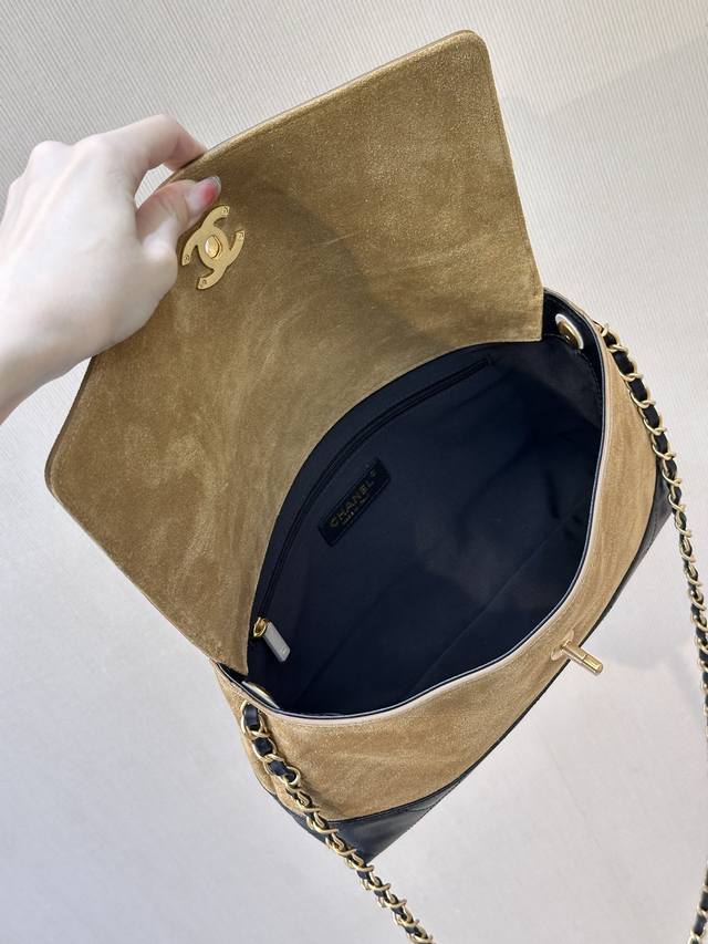 This is a high-quality, original leather 25A messenger bag in a two-tone apricot