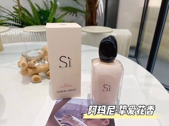 原单品质今年新款阿玛尼粉si挚爱花香浓香 Ml甜而不腻的香草味甜甜的香草味，像冰淇淋甜而不腻～前调：黑加仑果蜜+橙花中调：香草后调：木质总体香调：黑加仑+橙花+