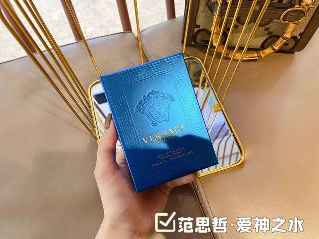 原单品质versace范思哲爱神男士 Ml如果说香水是男生的第二张名片，它则是你表达自我的一部分，代表着你的个性和态度。范思哲eros是我最喜欢的香水之一！颇有