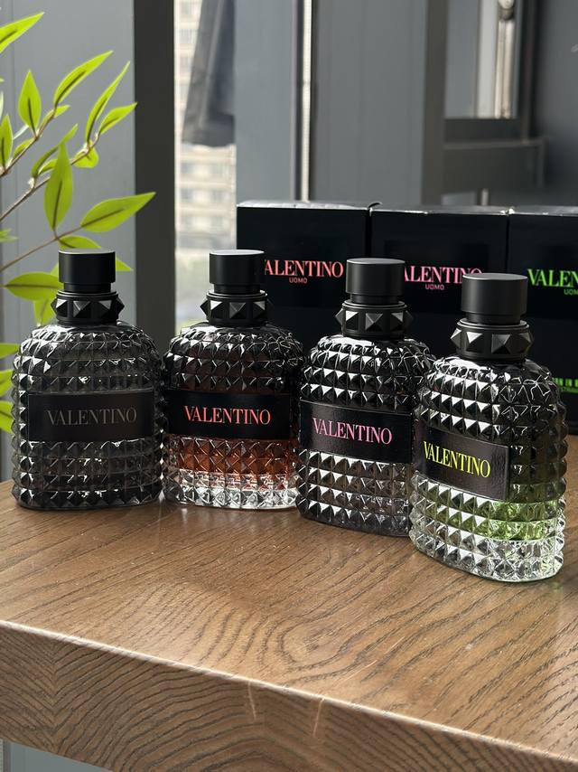 原单品质这个系列的华伦天奴男士香水，秉承着品牌一贯的精致与独特风格，将阳刚与柔美完美融合，散发出迷人的魅力。瓶身采用经典铆钉设计、源自罗马的建筑美学，颠覆常规方