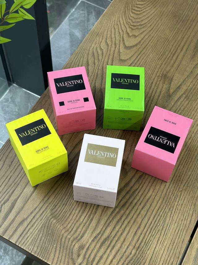 原单品质 这个夏天又快乐了闻不腻的冷门千金香！你可以永远相信华伦天奴她真的太会了好吗！满足了颜控的所有标准！谁会拒绝好闻又好看的香水～玻璃铆钉的设计拿捏的太到位