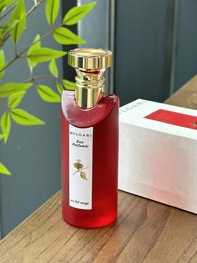 原单品质茗红一闻钟情、闻一次就会疯狂回购的绝世暖茶宝格丽 Bvlgari红茶 茗红 不是中国传统意义上带有禅意的茶更像是英式红茶前调是粉红胡椒带来的烟熏味，厚重