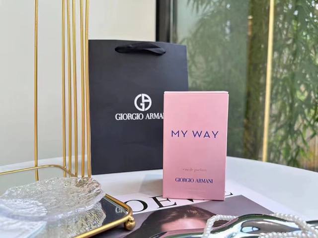 原单品质阿玛尼my Way 香水 习惯被常态化的生活所束缚，越来越能感受到突破自我的难得。相比于被琐事缠绕，反而目光向外，用一场旅行来唤醒自己内心的沉寂更来之不