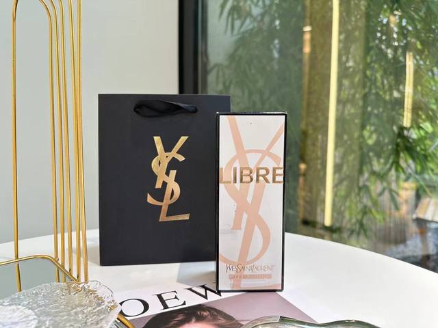 原单品质圣罗兰ysl 新款自由之水淡香90Ml香气新的升级在于双感馥奇花香调，在馥奇花香调中全新融入茉莉与白茶，使得清冽与温润，冷暖碰撞出别样的感官体验。前调: