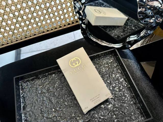 原单品质撩到直接封神gucci罪爱香水美国官网寄回gucci它的香气太让人上头了闻起来会有中记忆里很熟悉的味道，让人香气多年以前的夏天，洗完澡后身上那种清新的味