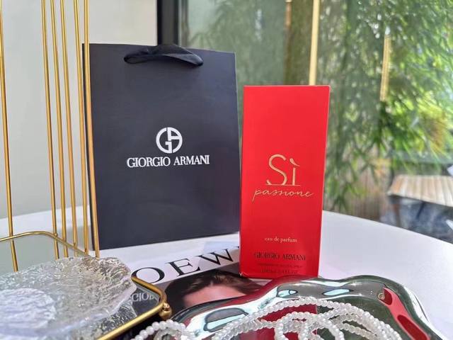 原单品质阿玛尼 Sì passione红色挚爱香水，换上了强烈视觉冲击的阿玛尼红用作瓶身内漆，和线条圆润的黑石瓶盖结合简直完美，一款性感又充满热情的高级香水，超