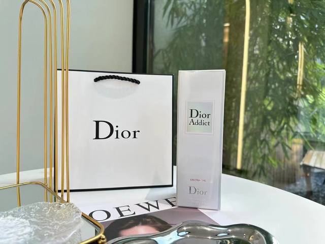 原单品质 Dior迪奥魅惑清新淡香水 Ml适合人群：活泼，俏皮，时尚的年轻女性。介于女孩跟女人之间。甜美又不失优雅～这款为花果香调。 男生对香是没什么抵抗能力的