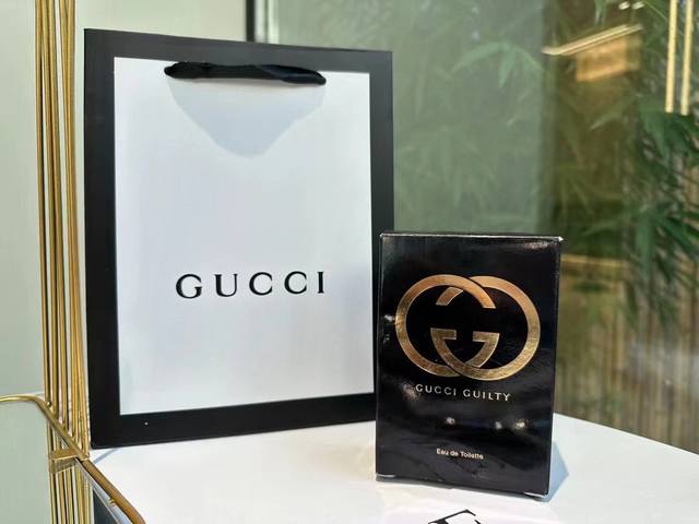 原单品质gucciguilty Eau 女士淡香水95Ml[害羞r]这款经典的“罪爱”，真心是我的“最爱”。[飞吻r]瓶身是24K半透明黄金装饰而成，[哇r]就