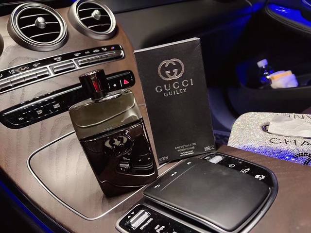 原单品质gucci罪爱男士香水 Gucci的这款男士香水，是我很久之前就过目不忘的一款香水低调奢华的一个淡雅黑色外观 配上淡紫色的香水整个给人的感觉就是沉稳中带