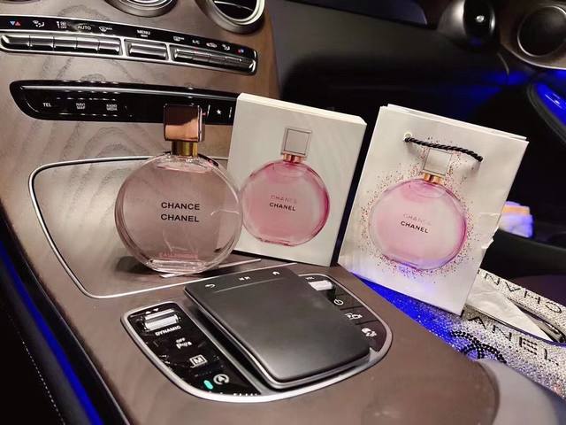 原单品质chanel香奈儿粉色邂逅 Ml想要变成一枚走路都带香的精致女孩，香水的选择真的hin重要。这些年我也囤了不少香水了，但能让我一直舍不得换的也就只有这款