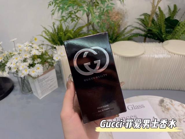 原单品质gucci罪爱男士香水 Gucci的这款男士香水，是我很久之前就过目不忘的一款香水低调奢华的一个淡雅黑色外观 配上淡紫色的香水整个给人的感觉就是沉稳中带