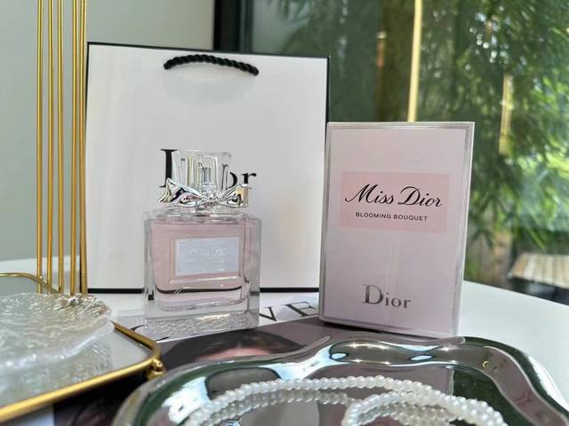 原单品质dior 迪奥香水小姐花漾甜心淡香氛人生的第一瓶香水，这款香水当时是盲买的，觉得味道很清香才选择入手的，花果香调，甜而不腻，宛如一个初出的少女香调：花香