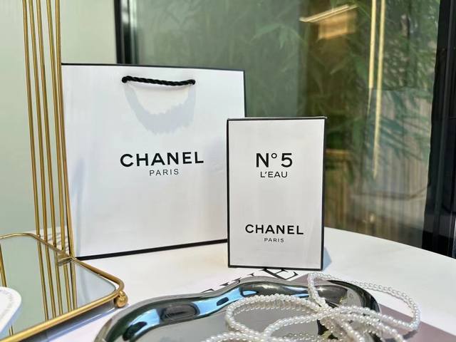 原单品质chanel香奈儿n.O5号之水 Ml一直是清新调香水的忠实拥趸，春夏适合自不必说，即使冬天使用，我觉得这类香调同样也可以带来清冽是美好。不过说到底，香