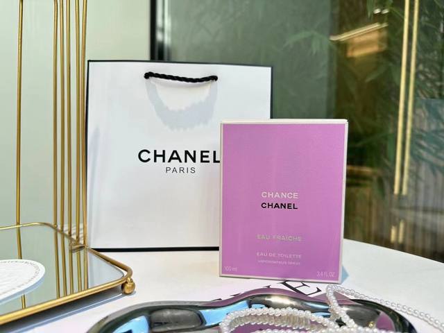 原单品质chanel香奈儿绿色邂逅如果想要用一种味道带给人一种有生机有朝气又满满的活力，我立马想到的是这支香奈儿的绿邂逅它外表简约大方，磨砂质地的瓶盖，银边镶嵌