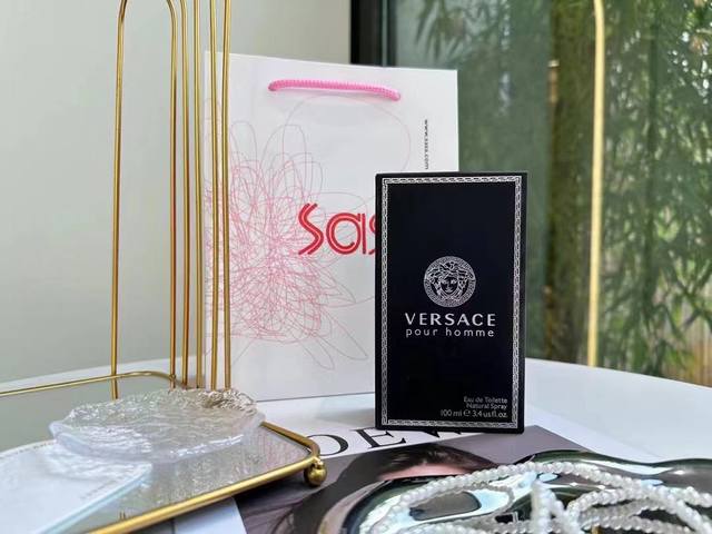 原单品质范思哲 “斩女香”，让人忍不住投怀送抱的香！同名男士 Ml 一直觉得闻香识人是不会错的有品的人身上总带着令人满意的香气今天get一瓶经典香水范思哲同名男