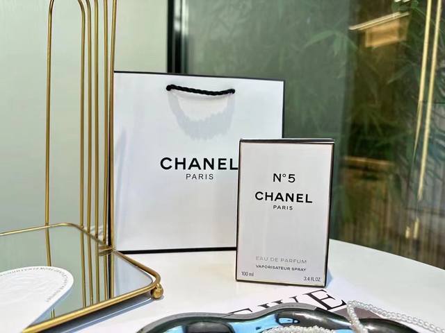原单品质chanel香奈儿经典5号浓香 Ml对于一个香香女孩来说香水是生活中必不可少的物品香奶奶的五号香水真的让我闻一次上头一次，让我欲罢不能哈哈哈前调：柑橘、