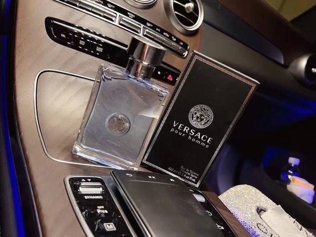 原单品质范思哲 “斩女香”，让人忍不住投怀送抱的香！同名男士 Ml 一直觉得闻香识人是不会错的有品的人身上总带着令人满意的香气今天get一瓶经典香水范思哲同名男