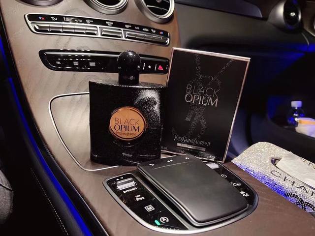 原单品质ysl黑鸦片香水90Ml这款是edp浓香black Opium，非常经典的一款！它独特、神秘又充满诱惑。 亮片点缀黑色瓶子，摸起来很有质感。瓶身上是黑字