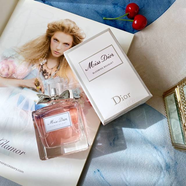 原单品质dior.迪奥 花漾甜心淡香水 Ml前调：西西里柑橘、橙花中调：牡丹、玫瑰尾调：广藿香、白麝香 花漾甜心诞生于2008年 08年到17年改过很多版本味道