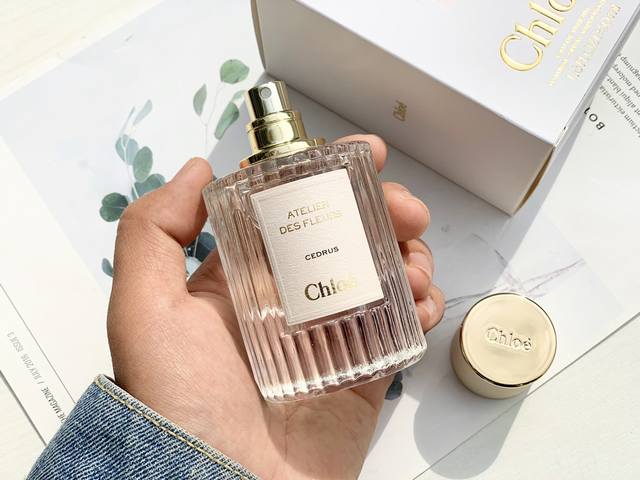 原单品质史上颜值最高的chloè克洛伊仙境花园高定系列沙龙香 ，出自大牌却又是属于小众的香氛气味！文艺气息的瓶身太好看了，玲珑剔透不说，瓶盖也十分精致！主打“一