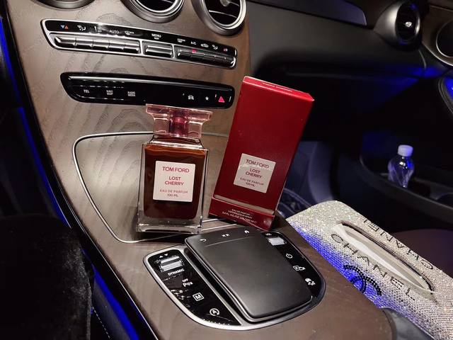 原单品质：Tf 失落樱桃香水 Ml85001 个人感觉很欲很女人的味道 是个开趴的时候用 赤裸裸的渣女香 一闻就想靠近你刚闻有一种樱桃就的味道 瞬间会爱上 随后