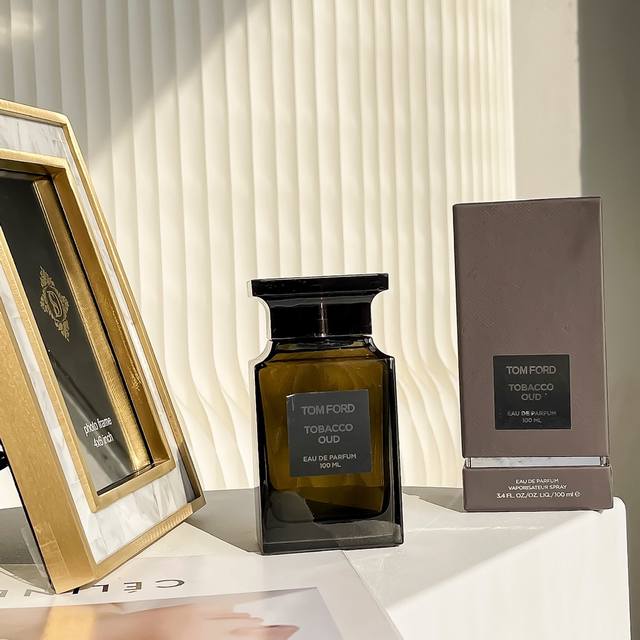 原单品质汤姆福特 Tomford烟草乌木，让人上瘾性感高级男士香水品名：烟草乌木 烟蕴乌木 香调：辛辣木质调前调：威士忌中调：肉桂芫荽辛香料后调：沉香 乌木 烟