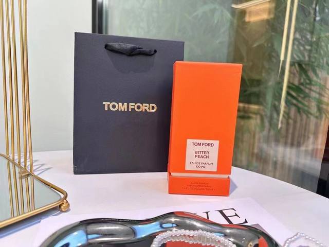 原单品质tomford苦桃新香 这颜值是来抢钱的吗前调是有点气势汹汹的苦桃和血橙，酸甜又苦涩，是不少人一开始觉得甜腻的原因，中调印蒿酒香感、劳丹脂花香感的进入开