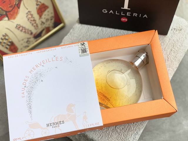 原单品质爱马仕香水除了热门的花园系列，橘彩星光系列也广受欢迎。爱马仕2004年推出的eau Des Merveilles橘采星光 橘彩星光 有一个系列，还行今天