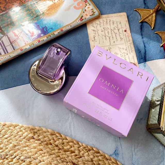 原单品质bvlgari Omnia Améthyste宝格丽紫晶女士淡香水 65Ml 创作主题源自意大利文艺复兴时期绘画中最常见的鸢尾花，塑造出柔和且多变的木质