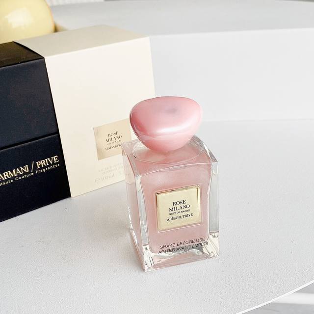 原单品质阿玛尼玫瑰幻莎｜米兰少女和她的玫瑰庄园 姐妹们咱们就是说阿玛尼的幻沙限量版系列真的好piu亮啊！每一瓶都是想拿来珍藏的程度流光闪闪的细沙像是银河的碎片真